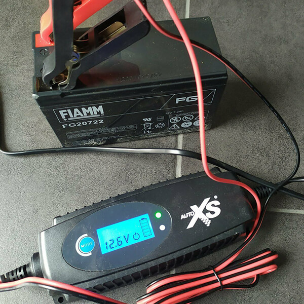 Autobatterieladegerät